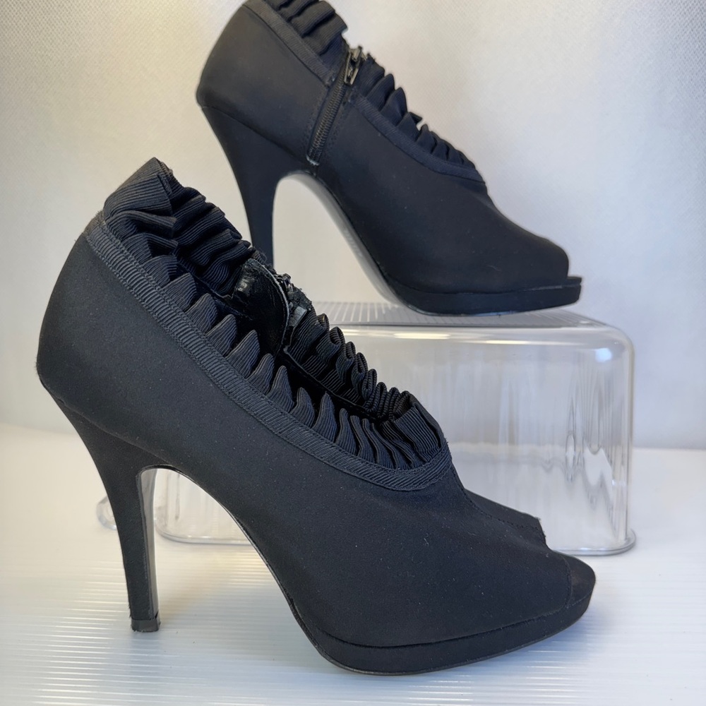 Jacqueline Ferrar Womens Black, peep toe, frilly 4” Heel Sandals Size 7M